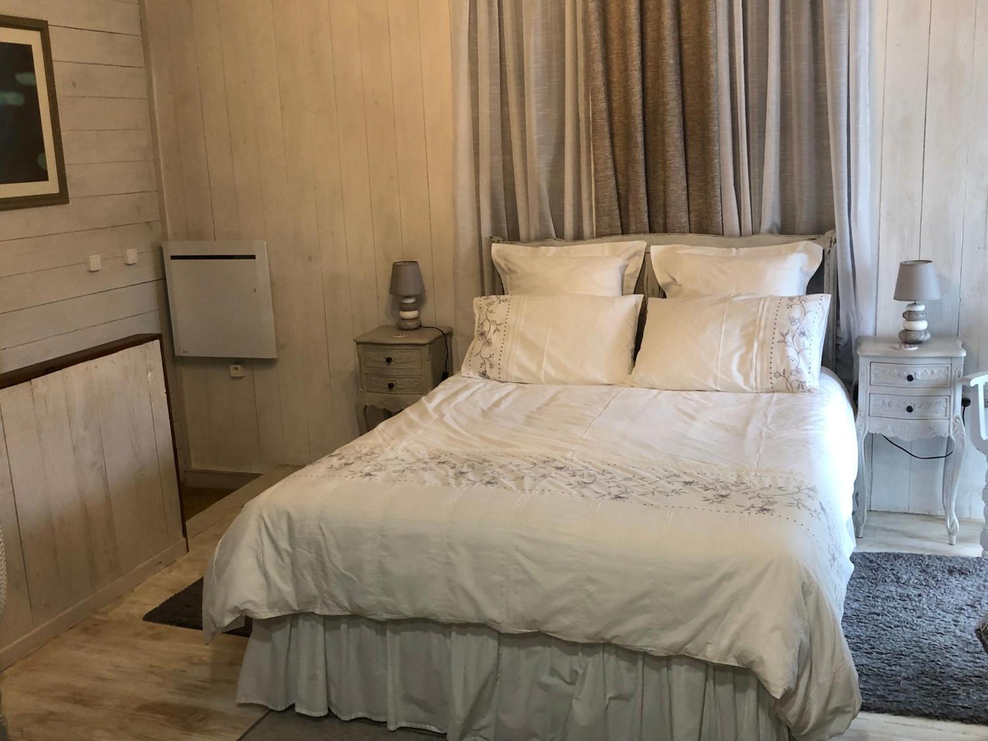 Bed and Breakfast The House Of Lavender Queaux Екстер'єр фото
